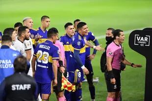 El árbitro Andrés Rojas Noguera consulta el VAR para luego anular un gol de Boca durante el partido que disputan Boca Juniors y Atlético Mineiro por la Copa Libertadores 2021