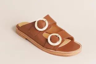 La cápsula "by Juliana" ya está disponible en la web. Las sandalias Tini, con hebillas de asta, tal como se ven en la página, cuestan $19.800 pesos.

