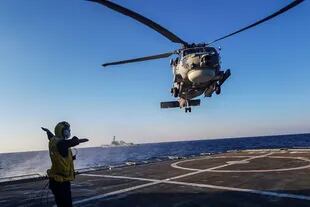 Un helicóptero aterriza en la cubierta de un barco durante un ejercicio militar greco-estadounidense en el mar Mediterráneo oriental al sur de Creta, el 24 de agosto de 2020