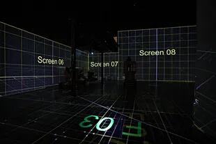 Un técnico llegado desde Francia comenzó a calibrar las imágenes; las pantallas gigantes están identificadas con cuadrículas y números, lo que convierte el pabellón Frers en un ambiente futurista parecido a una escenografía de Matrix