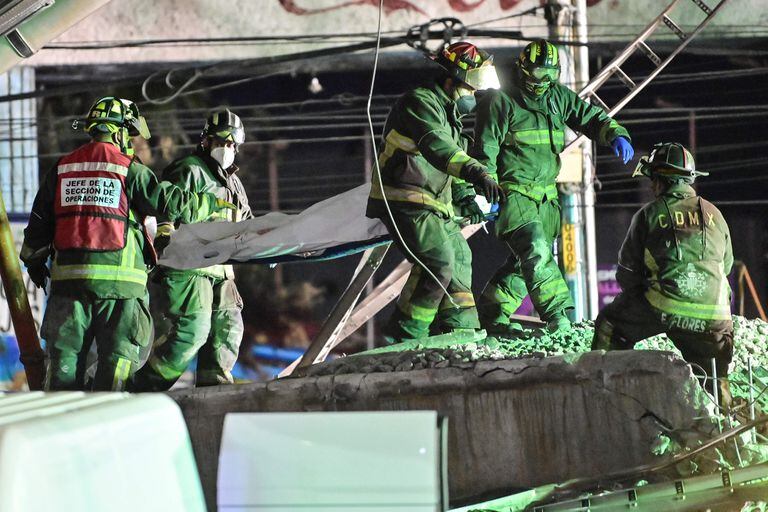 Al menos 23 muertos y 70 heridos tras caer un tren en la Ciudad de México , era una unidad del metro que pasaba por un viaducto y quedó colgada entre la estructura del puente que se desplomó sobre la calle