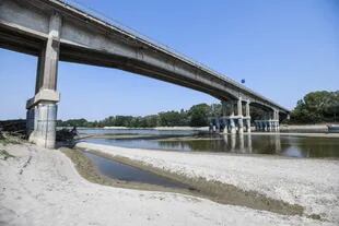 El lecho seco del río Po en Boretto, al noreste de Parma, el 15 de junio de 2022. Según el observatorio fluvial, la sequía que afecta al río Po, el más largo de Italia, es la peor de los últimos 70 años