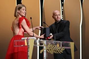 El director israelí Nadav Lapid recibe el Premio del Jurado por su película Ahed's Knee de manos de la actriz Rosamund Pike