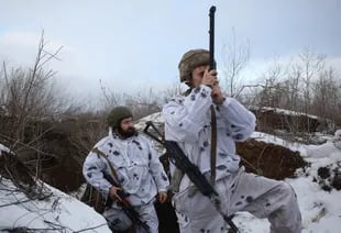 Soldados ucranianos en la primera línea frente a separatistas apoyados por Rusia, cerca de Verkhnetoretskoye, Donetsk