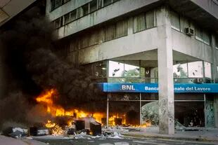 Una entidad bancaria fue incendiada durante los enfrentamientos entre manifestantes y policías el 20 de diciembre de 2001, en los alrededores de Plaza de Mayo