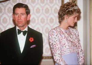 El rey Carlos todavía es cuestionado por su romance con Camilla y la muerte de Lady Di