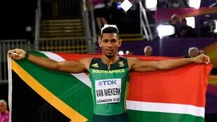 Van Niekerk ganó el oro en 400 metros en su primer paso para suceder a Bolt