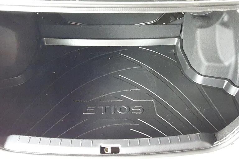 El baúl del Toyota Etios trae una bandeja plástica anti derrame