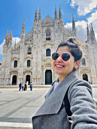 Paula frente al Duomo de Milán.