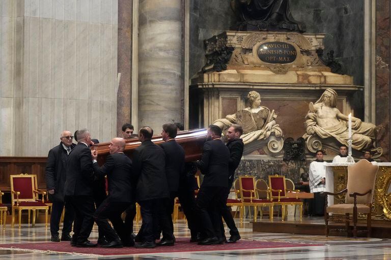 El ataúd del cardenal australiano George Pell es sacado de la Basílica de San Pedro después de la ceremonia fúnebre en el Vaticano
