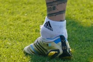 El tobillo derecho de Lionel Messi captado en el entrenamiento de este lunes.