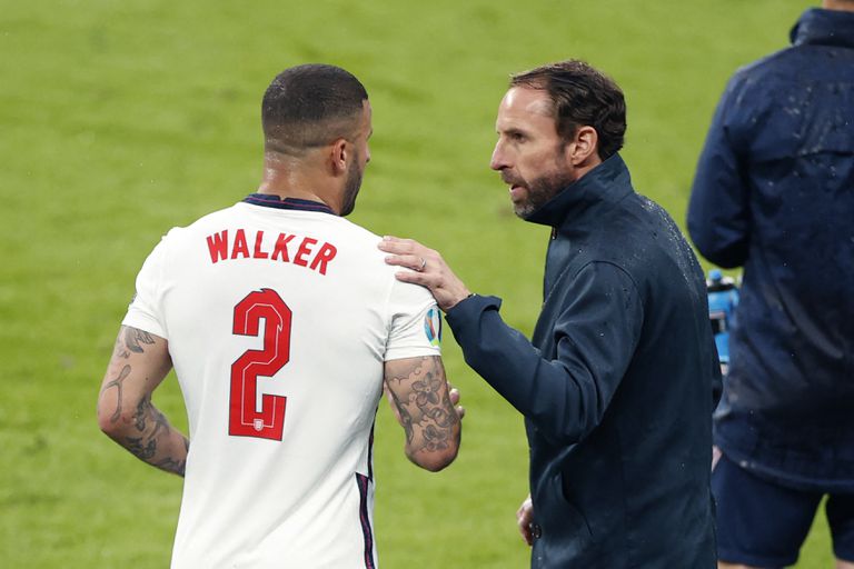 El entrenador de Inglaterra, Gareth Southgate (R), habla con el defensor de Inglaterra Kyle Walker durante el partido de fútbol final de la UEFA EURO 2020 entre Italia e Inglaterra en el estadio de Wembley en Londres el 11 de julio de 2021.