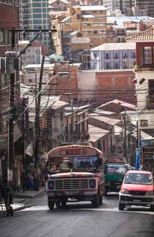 Construcciones con ladrillo a la vista y un tráfico al que hay que tenerle paciencia en La Paz.