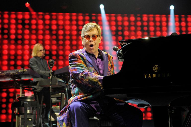 Elton John anunció que Dua Lipa, Miley Cyrus, Eddie Vedder y otros artistas participarán en su próximo álbum