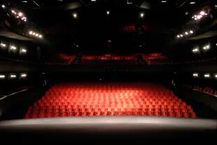 Teatro Presidente Alvear visto desde su escenario de grandes dimensiones que desde hace 8 temporadas está esperando volver a ver las caras al público