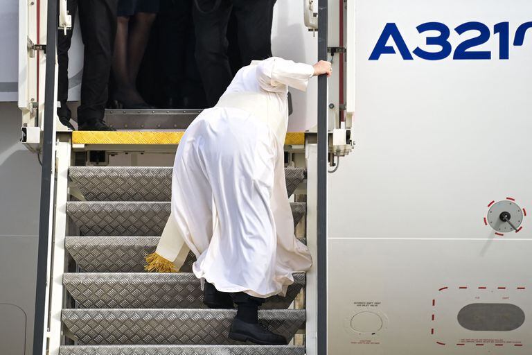 El tropezón de Francisco cuando se subía al vuelo papal para regresar al Vaticano