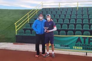 El tenista Pedro Cachin, campeón en el M25 de La Nucía, en la Comunidad Valenciana, junto con su coach, Dante Gennaro. 