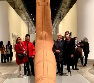 Teresa Bulgheroni, Gabriel Chaile, Eduardo Costantini y su esposa, Elina, con una de las obras adquiridas por el coleccionista argentino en la Bienal de Venecia