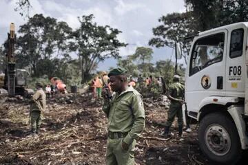 Los guardaparques del Parque Nacional Virunga vigilan la construcción de la línea eléctrica de alto voltaje en los vecindarios del norte de Goma