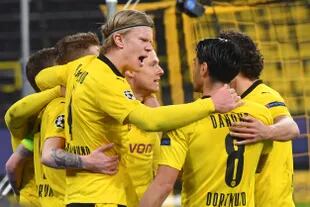 Erling Haaland festeja la apertura del marcador junto a sus compañeros durante el partido que disputan el Borussia Dortmund y el Sevilla FC por la copa UEFA Champions League