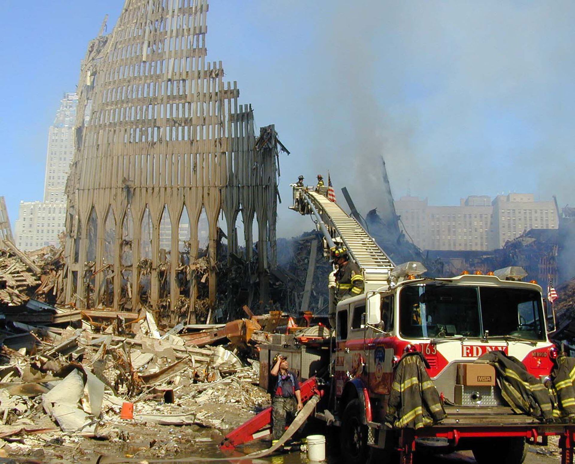 Los bomberos y los rescatistas urbanos de Nueva York revisan los escombros del World Trade Center en Nueva York en busca de sobrevivientes el martes 18 de septiembre de 2001