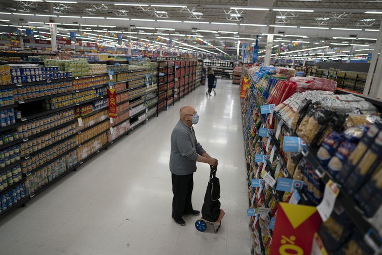 ARCHIVO - Un hombre compra en un supermercado en Buenos Aires, Argentina, el 18 de octubre de 2021. (AP Foto/Victor R. Caivano, Archivo)