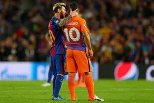 Messi y Agüero, siempre amigos, aunque se enfrentaran en un Barcelona-Manchester City; ahora pueden compartir un equipo de club por primera vez