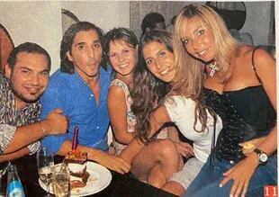 Liz Fassi Lavalle junto a su hermano, Marcelo Mazzini, dos amigas, y Elvio "El Bichi" Casciano, actual peluquero de Marcelo Tinelli.