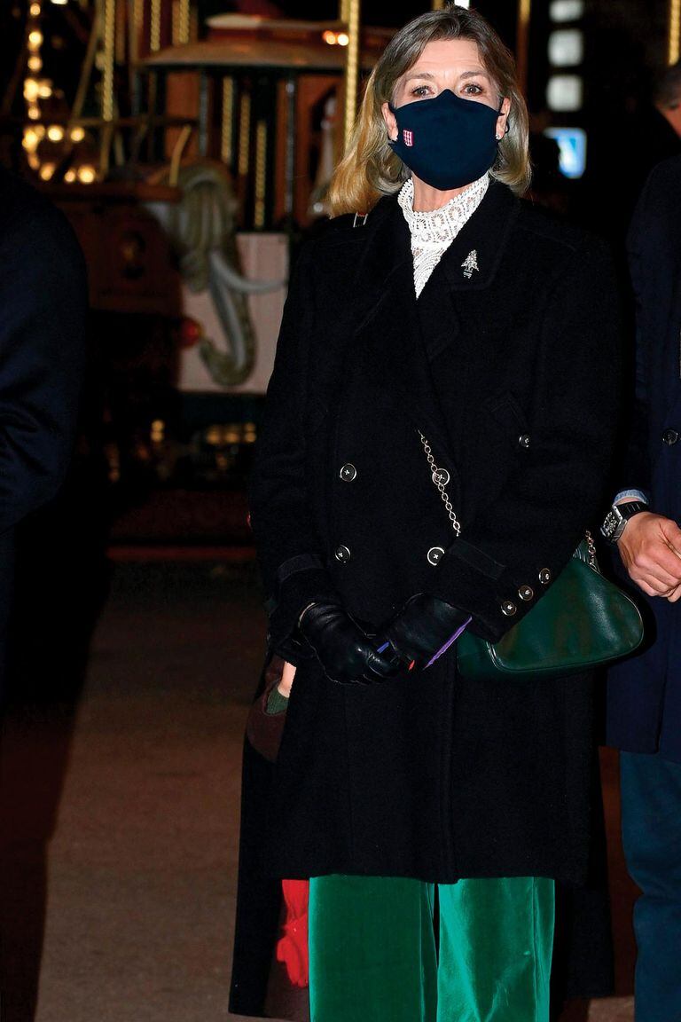 Siempre impecable, la princesa Carolina lució una blusa de encaje y pantalón de terciopelo amplio, que acompañó con un abrigo ¾ de paño.
