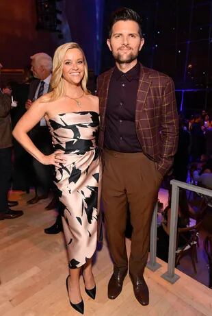 Sonrientes. Reese Witherspoon junto a su marido en la ficción, el actor Adam Scott