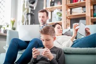 El 61% de los padres impone a sus hijos unas normas de uso de tecnología que no cumple