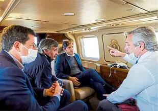 Fernández habla con De Pedro, Máximo Kirchner y Kicillof, durante el vuelo en helicóptero al conurbano