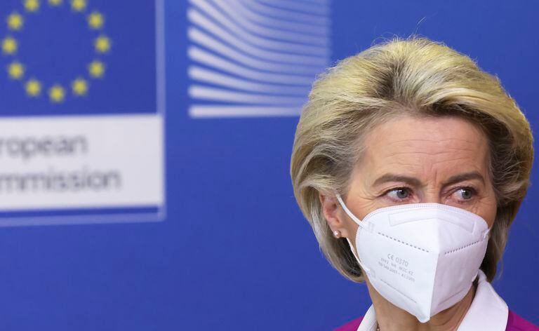 En línea con la OMS, la presidenta de la Comisión Europea, Ursula von der Leyen, llamó a los países del bloque a considerar la obligatoriedad de las vacunas