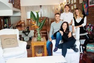 Sergio Lapegüe posa con su familia dentro de su casa de Lomas de Zamora, en la cual ingresaron delincuentes en la madrugada del sábado