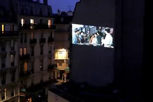La industria del cine en Francia, aún sin una fecha de reapertura de salas y comienzo de rodajes, se enfrenta una crisis de envergadura, a pesar de los paquetes de estímulo y exenciones del gobierno de Macron