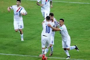 Gaston Giménez, ex Vélez, y su festejo por el gol con la camiseta de Paraguay ante Venezuela (1-0)