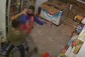 Un kiosquero intentó evitar un robo y fue apuñalado ocho veces