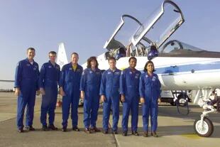 La tripulación, al lado de un avión de entrenamiento en Ellington Field, en Houston.