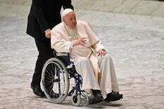 Francisco usó silla de ruedas en público por primera vez desde que se le agudizó el dolor de rodilla