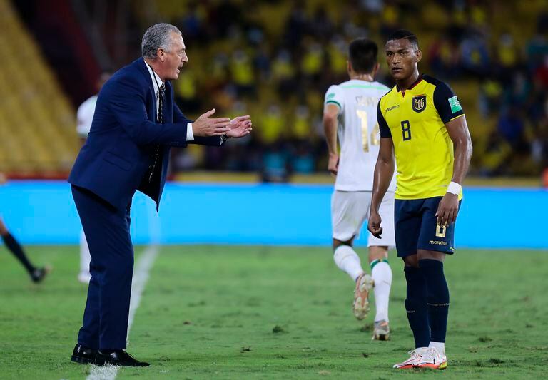 El técnico de Ecuador, Gustavo Alfaro, anima a Carlos Gruezo; la Tricolor perdió con Venezuela y se alejó de Argentina