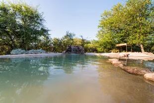 El lugar cuenta con una piscina natural que recibe las aguas del río Amboy 
