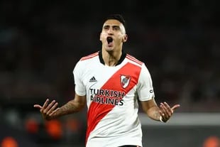 Matías Suárez festeja un gol, el primero de la victoria ante Argentinos