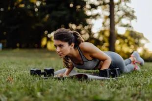 With your own weight, HIIT or high intensity interval training is perfectly adapted to be done outdoors