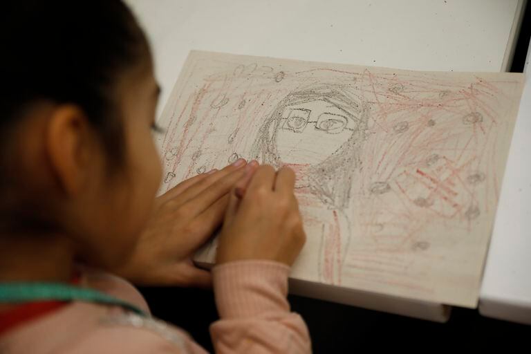 Milagros, la hija menor de Stella Maris Galarza, dibuja a su madre