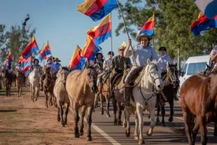 La gente de Curuzú suele participar de cabalgatas patrióticas a localidades cercanas, como Yapeyú. 