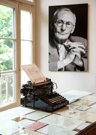 La máquina de escribir de Hesse, en su casa-museo de Montagnola, Suiza; detrás, su retrato