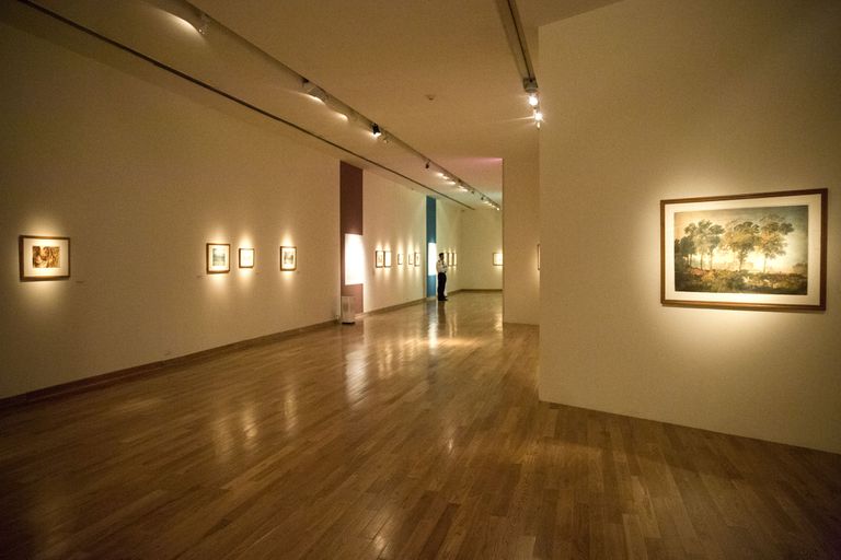 Aunque las salas estén vacías, también de noche, los guardias se mantienen las 24 horas atentos a las obras, como en esta imagen de la memorable muestra de acuarelas de Turner en el Bellas Artes