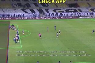 La imagen del offside de Boca y una perspectiva con una línea que no ayuda demasiado a la interpretación en el polémico gol anulado con Atlético Mineiro