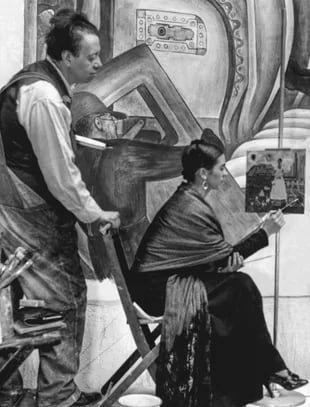 Diego Rivera observa a Frida Kahlo mientras ella pinta un autorretrato;  Detroit Institute of Arts, 1932; New York, collection of Spencer Throckmorton