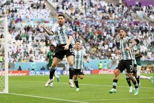 Lionel Messi festeja su primer gol para la Argentina ante Arabia Saudita